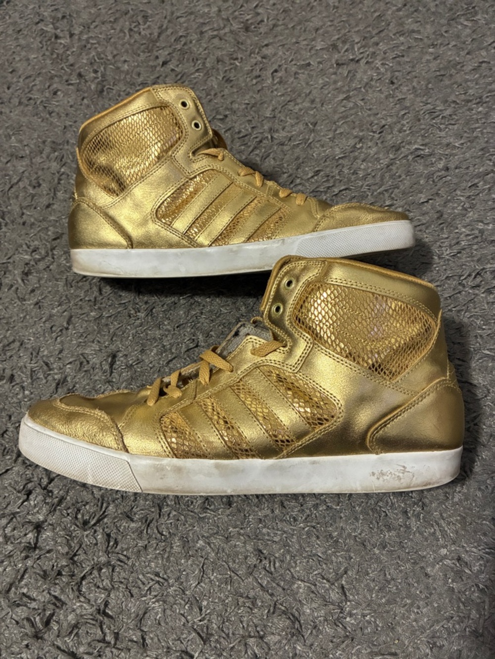 Gold adidas neo